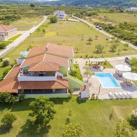 Charming In Ljubac, Pool Apartament